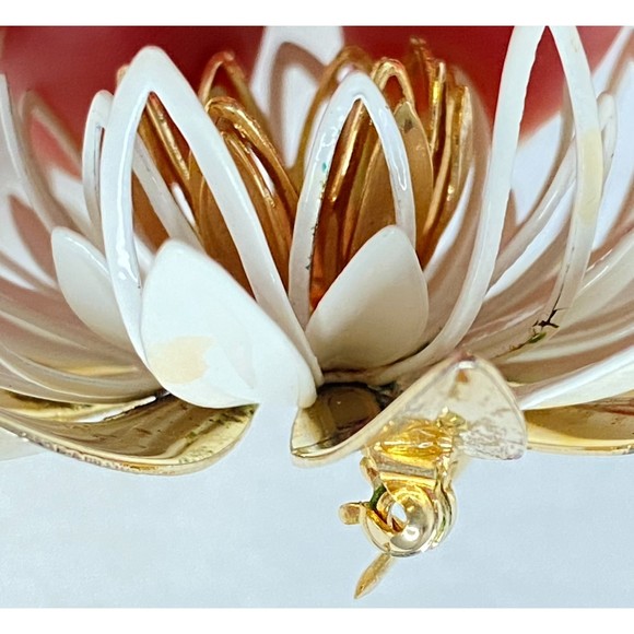 Sarah Coventry Brooch 1960s Gold Tone And White Enamel Water Lilly Flower - Picture 7 of 10